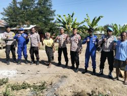 Pasca-Gempa Flores, Polsek Maurole dan Anggota Airud Ropa Gotong Royong Bersihkan Puing Rumah Warga di Keliwumbu