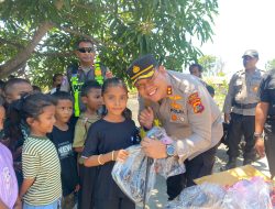 Sentuhan Kasih Kapolres Ende Serahkan Bansos dari Kapolres TTU kepada Warga dan Anak-Anak Korban Gempa di Desa Ulu Dala Maurole