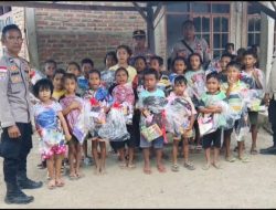 Ukir Senyum Anak-Anak, Ibu Kapolres TTU Salurkan Bantuan Tas dan Alat Tulis Sekolah Melalui Kapolsek Wewaria