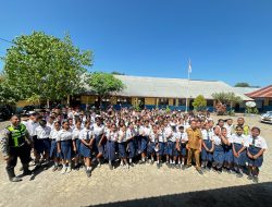 Polwan Polres Ende Polda NTT Berikan Makanan Bergizi bagi Ratusan Siswa SMP Swasta Kristen Ende Pasca Gempa
