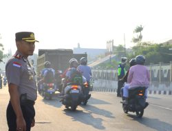 Wujudkan Tagline “Polisi Bersama Masyarakat”, Kapolres Sikka Pimpin Langsung Pengaturan Lalu Lintas