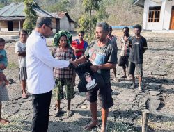 Momen Humanis Wagub Johni di Alor: Turun dari Kendaraan, Berbagi Sembako dan Memacu Semangat Warga